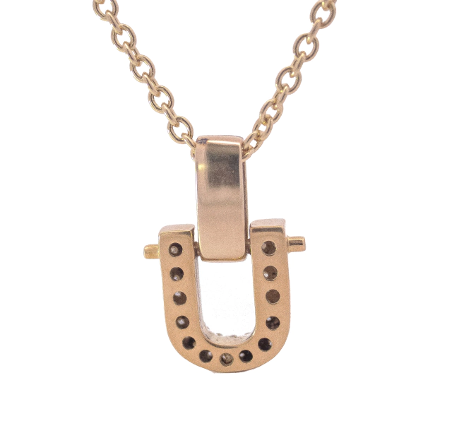 Cadena con dije en forma de herradura