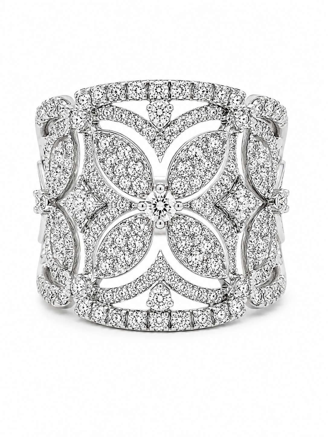 Anillo de oro blanco calado con flores de brillantes Anillo calado con flores